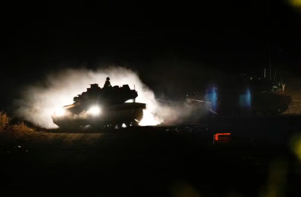 Um tanque israelense manobra no norte de Israel, perto da fronteira entre Israel e Líbano, em 30 de setembro de 2024. — Foto Baz RatnerAP