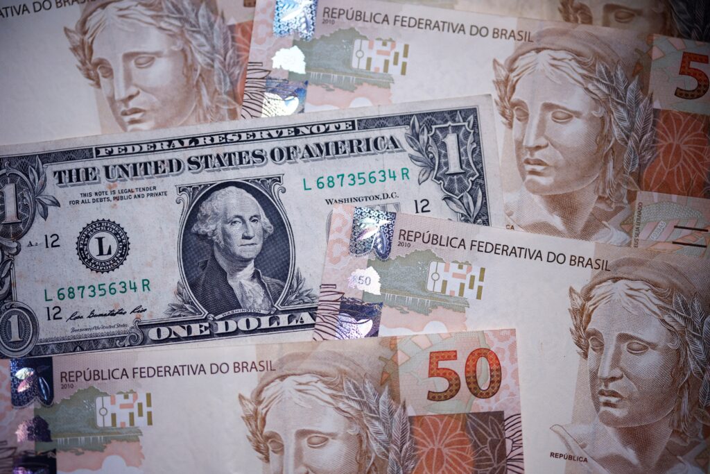 Dólar em alta e Ibovespa em queda: o que isso significa para o Brasil?