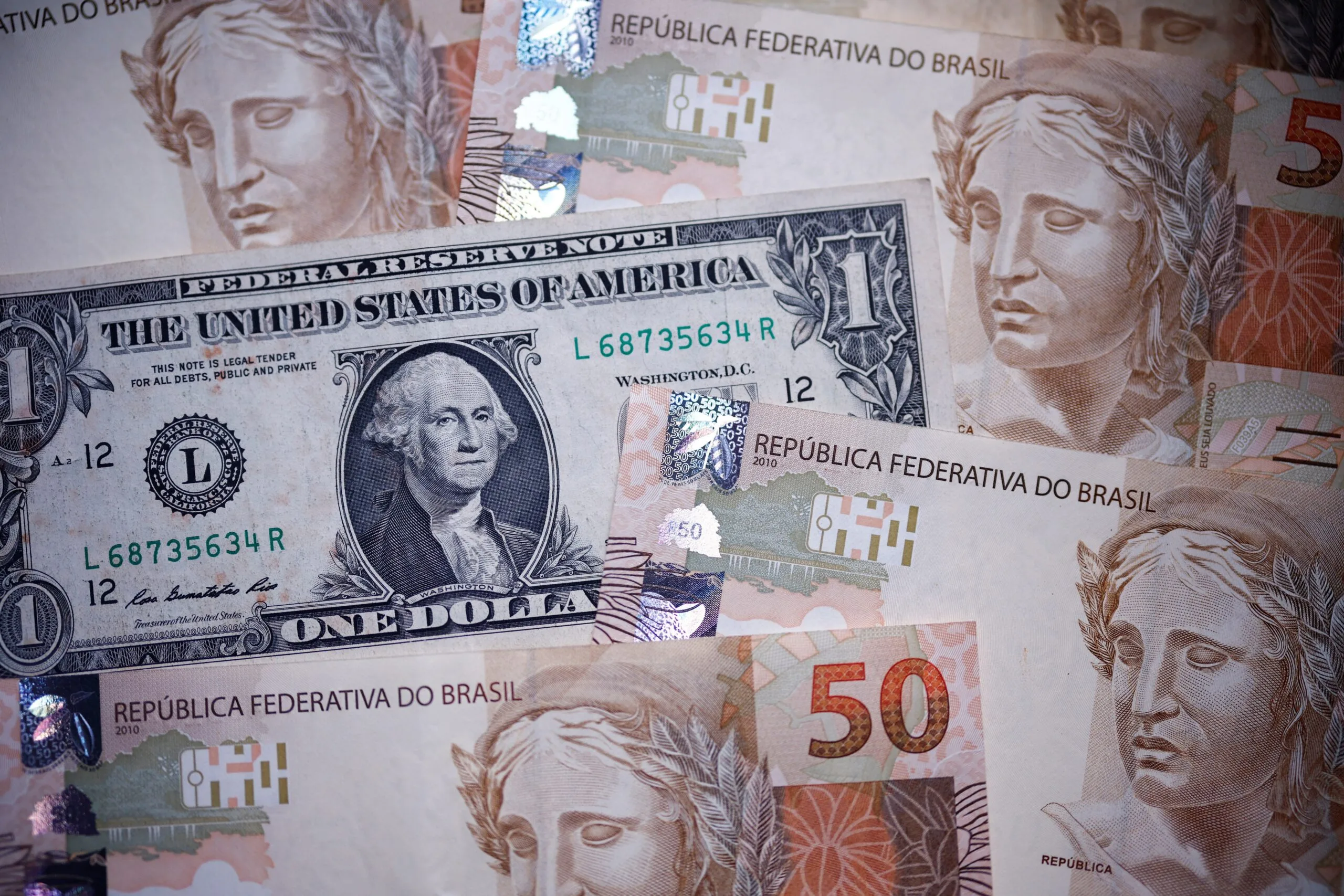 Dólar em alta e Ibovespa em queda: o que isso significa para o Brasil?