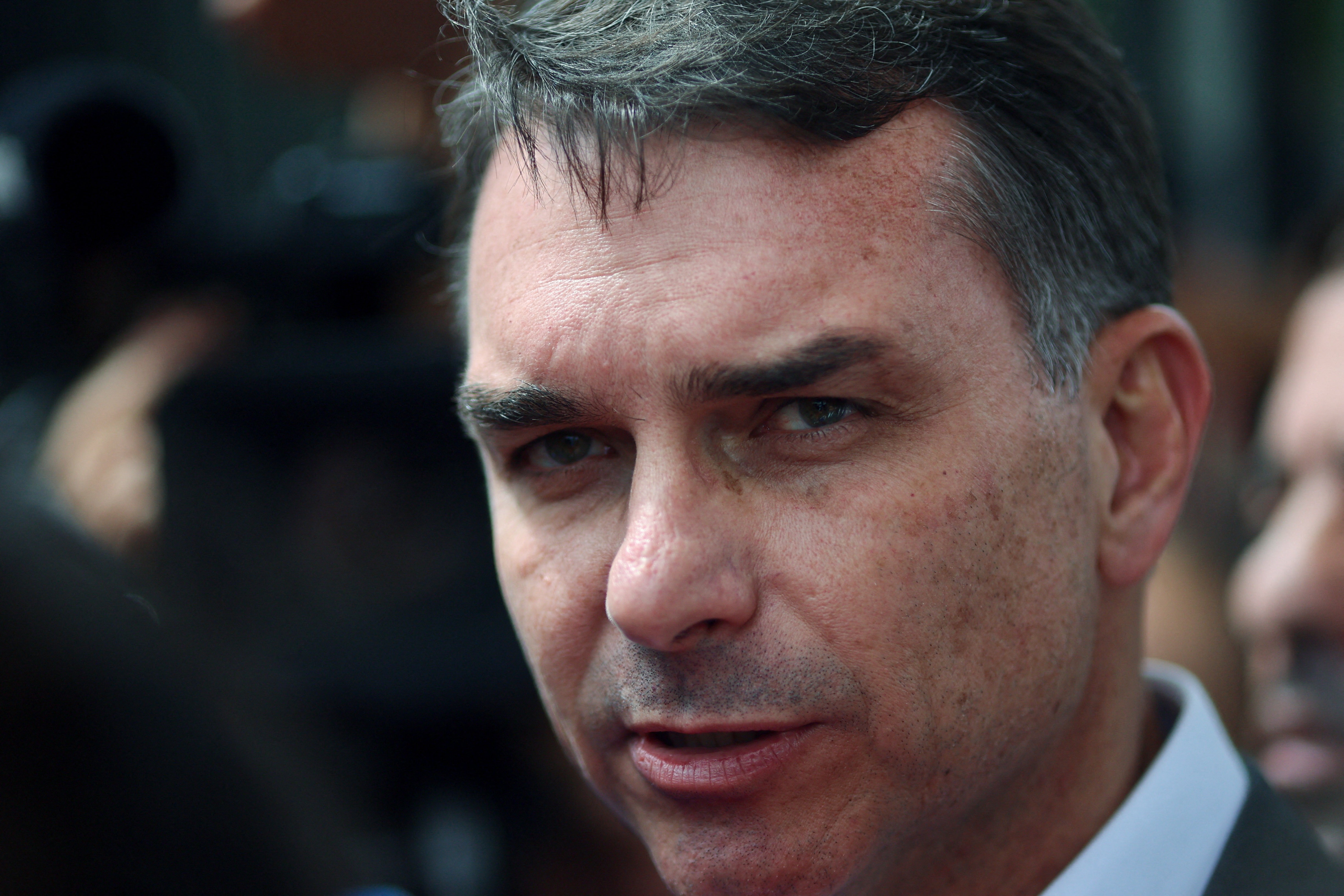 Flávio Bolsonaro e o Dilema das Eleições no Rio: Entre Ruas e Marinho