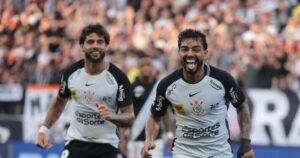 Corinthians vence Vasco e Diniz mantém invencibilidade no Brasileirão