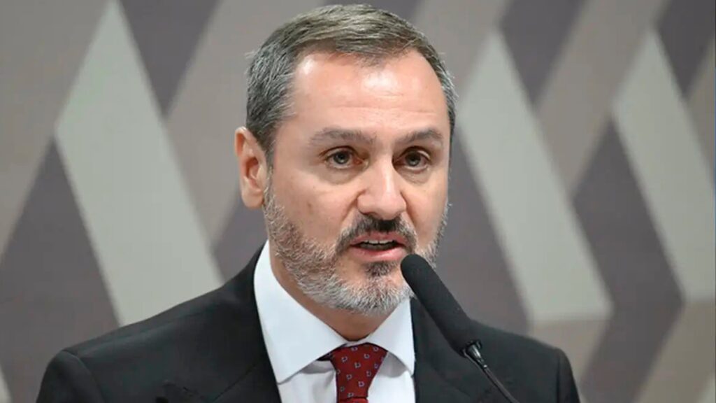 Crise nas Relações Brasil-EUA: Funcionário dos EUA Deixa o País