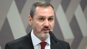 Crise nas Relações Brasil-EUA: Funcionário dos EUA Deixa o País