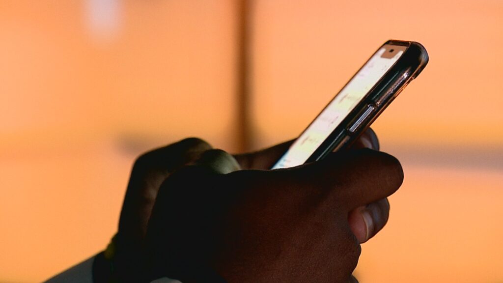 Desintoxicação Digital: Jovens Trocam Smartphones por Celulares Simples