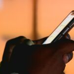 Desintoxicação Digital: Jovens Trocam Smartphones por Celulares Simples