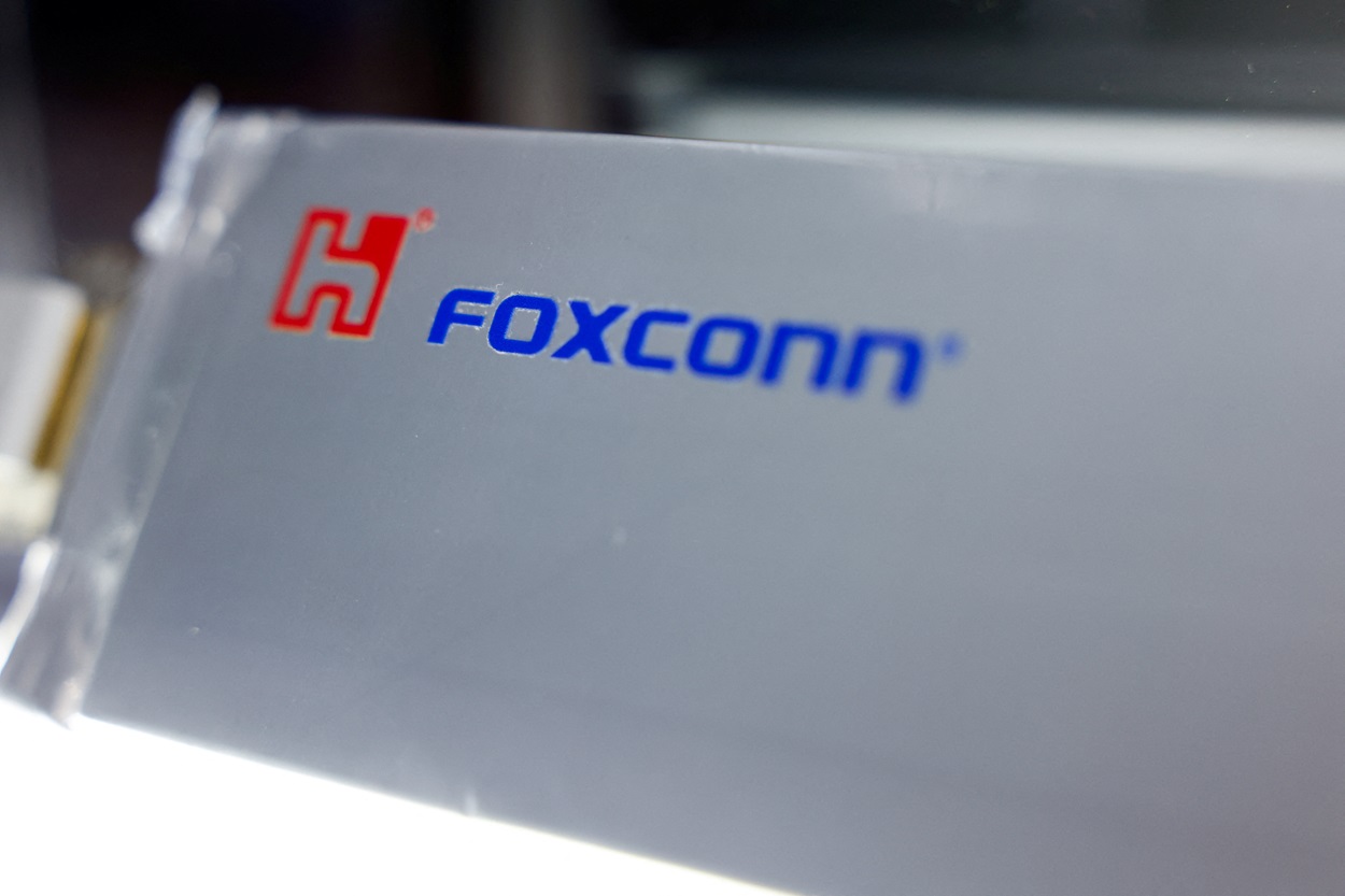 Foxconn Dispara com Inteligência Artificial e Fatura Bilhões, Mas Alerta para Riscos Geopolíticos