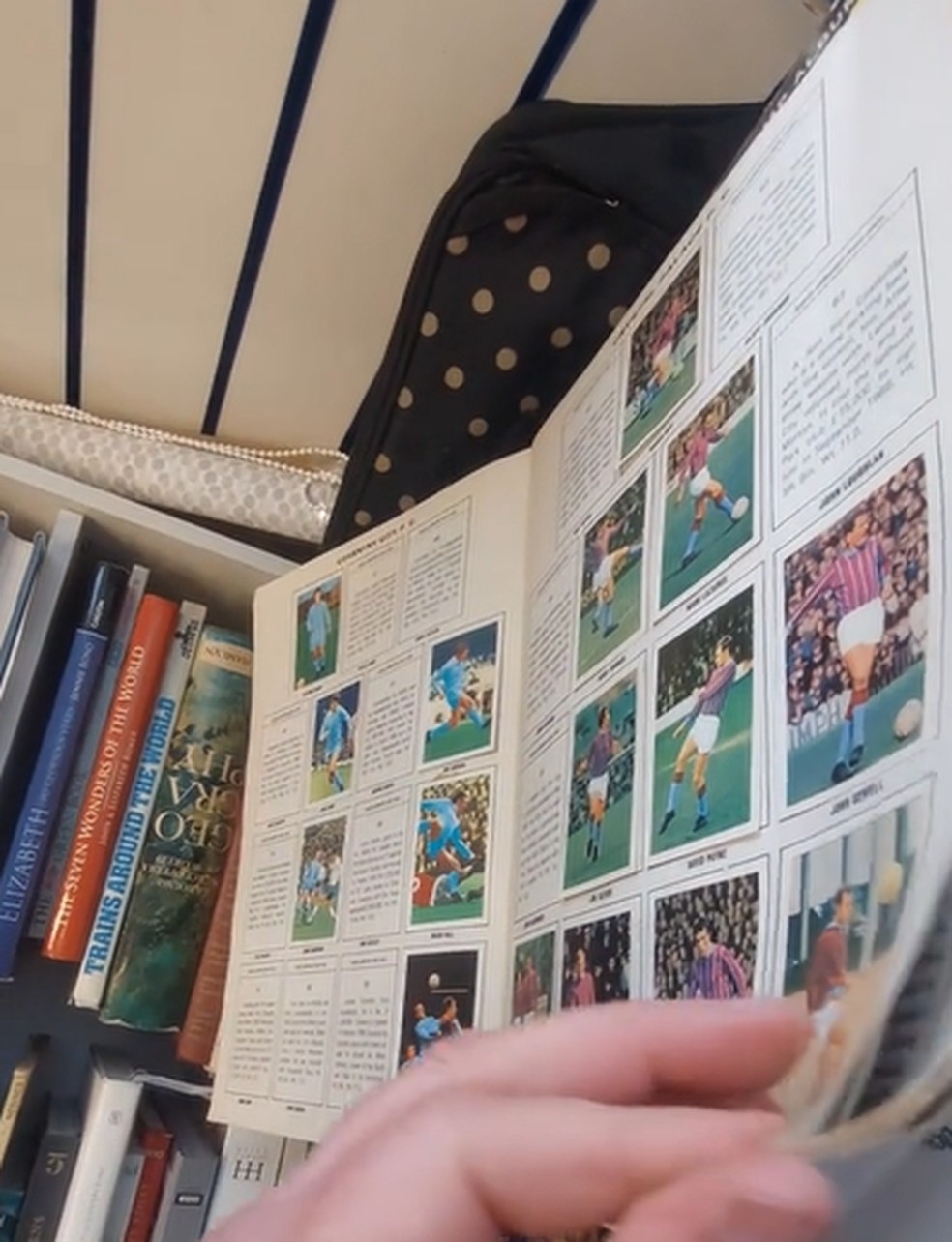 Achado Raro: Colecionador Britânico Descobre Figurinhas de Pelé e George Best com Valor Surpreendente