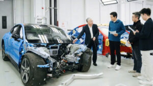 Cadillac Escalade Rosa: Excesso em Fibra de Carbono Choca o Mundo Automotivo