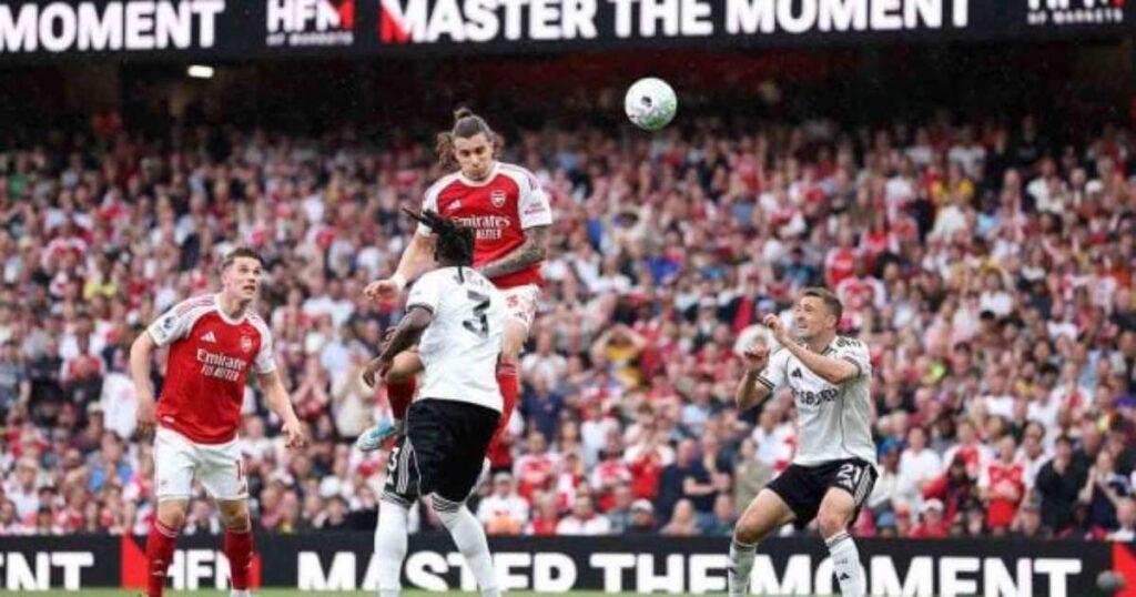 Arsenal avança na Premier League e se prepara para decisão na Champions