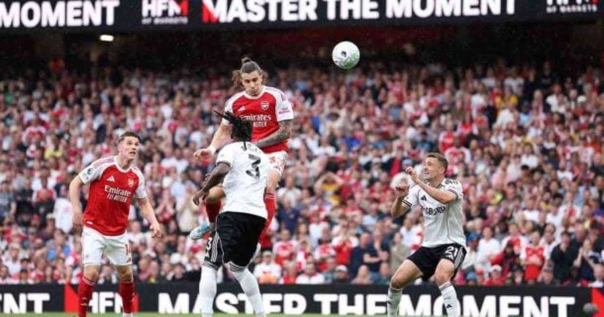 Arsenal avança na Premier League e se prepara para decisão na Champions