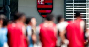 Flamengo sofre derrota dura e vê Palmeiras disparar na tabela