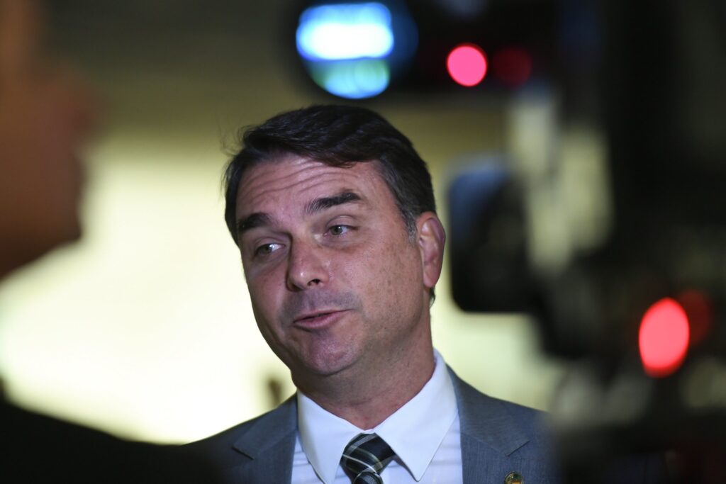 Flávio Bolsonaro e o fake do 'auxílio sacolão de osso': o que sabemos