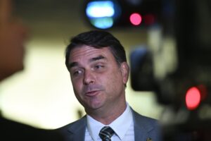 Flávio Bolsonaro e o fake do 'auxílio sacolão de osso': o que sabemos