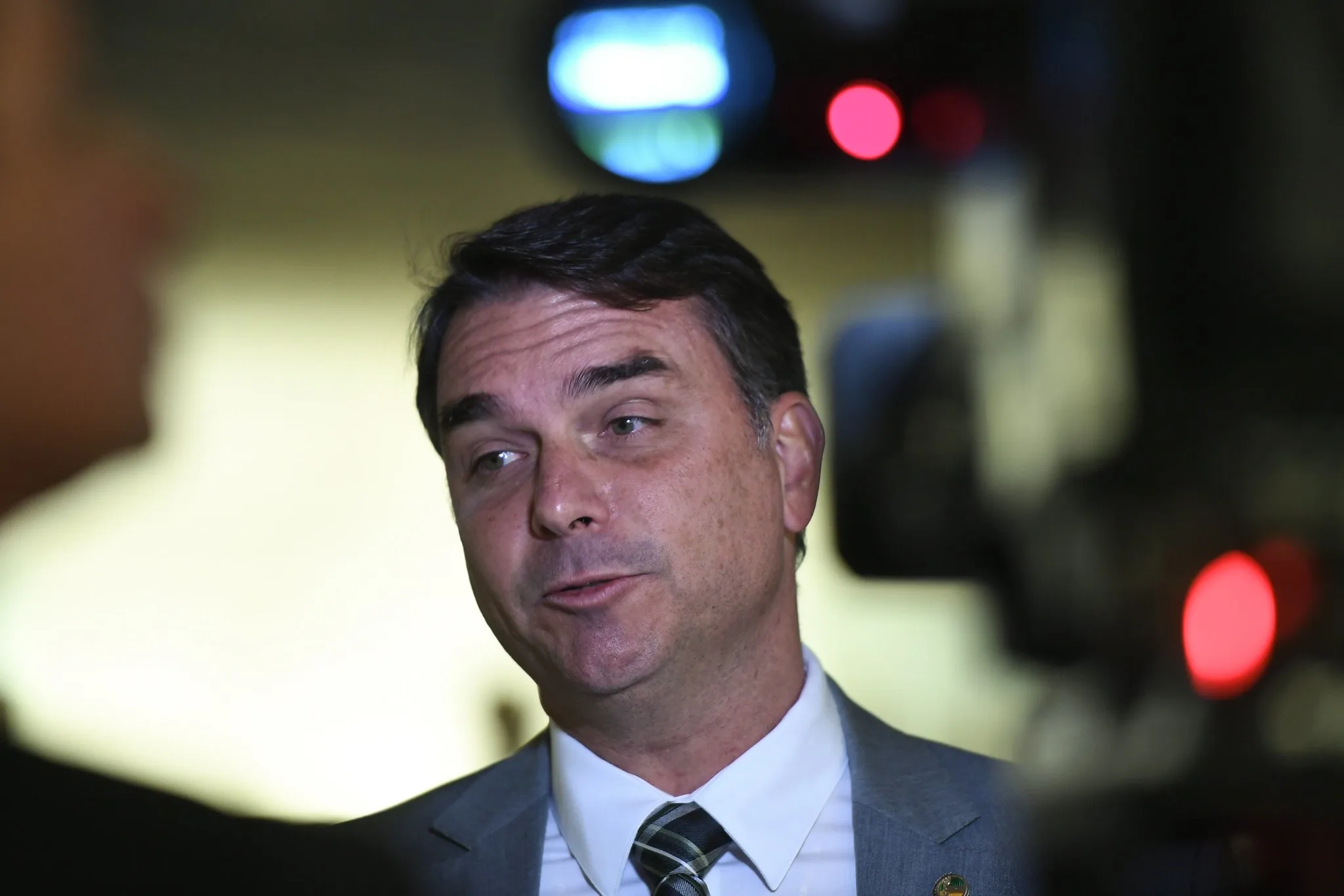 Flávio Bolsonaro e o fake do 'auxílio sacolão de osso': o que sabemos