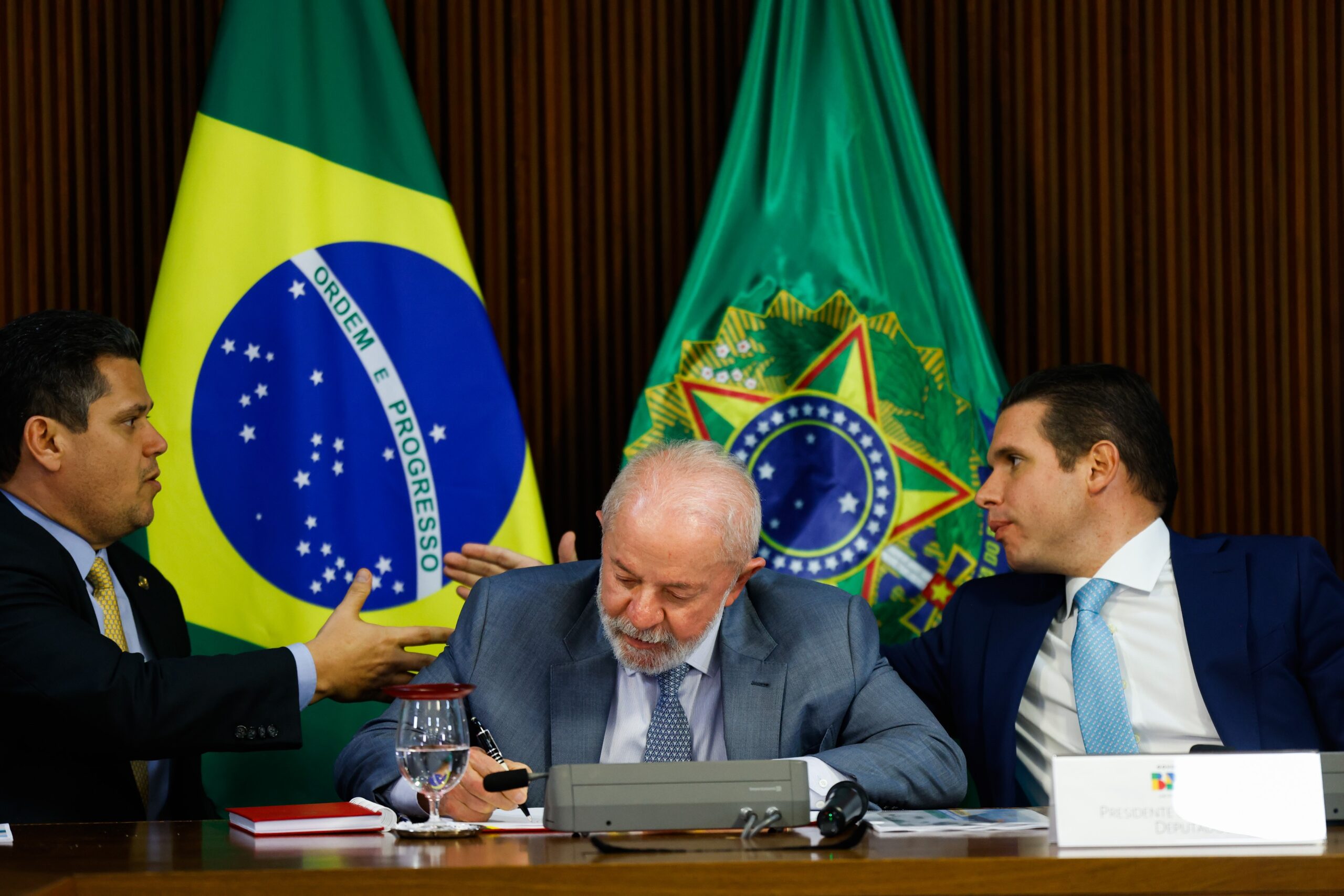 Governo suspende taxa de importação: impacto e controvérsias
