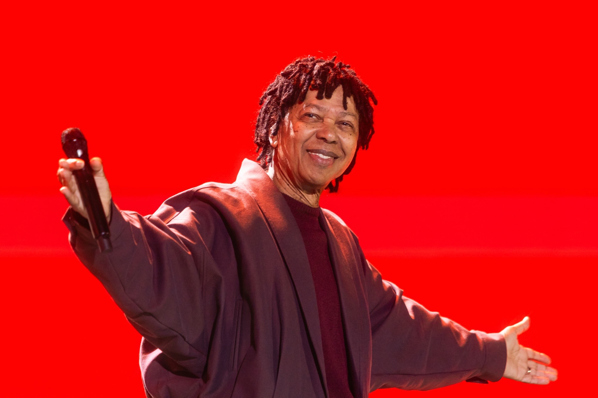 Djavan celebra 50 anos de carreira com show repleto de sucessos e surpresas