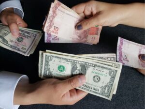 Como a política impacta o dólar: o que o brasileiro deve saber
