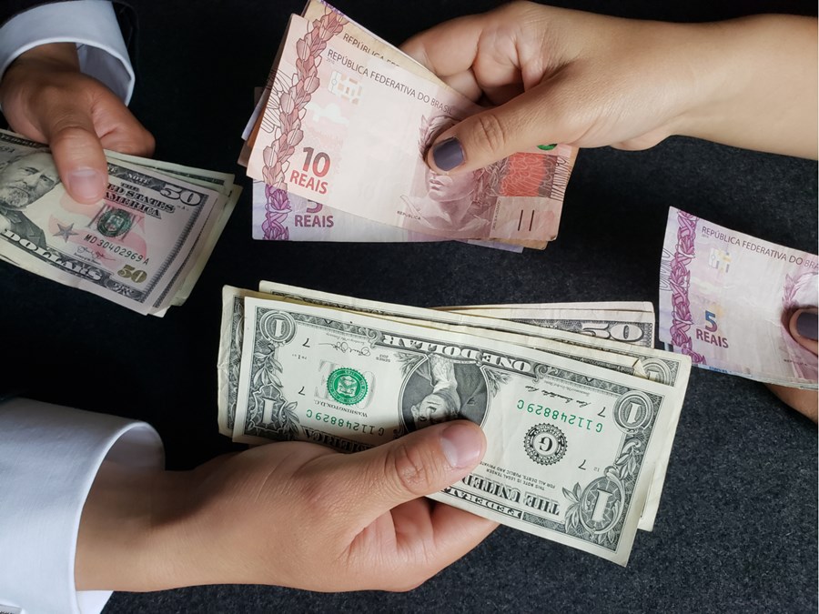 Como a política impacta o dólar: o que o brasileiro deve saber