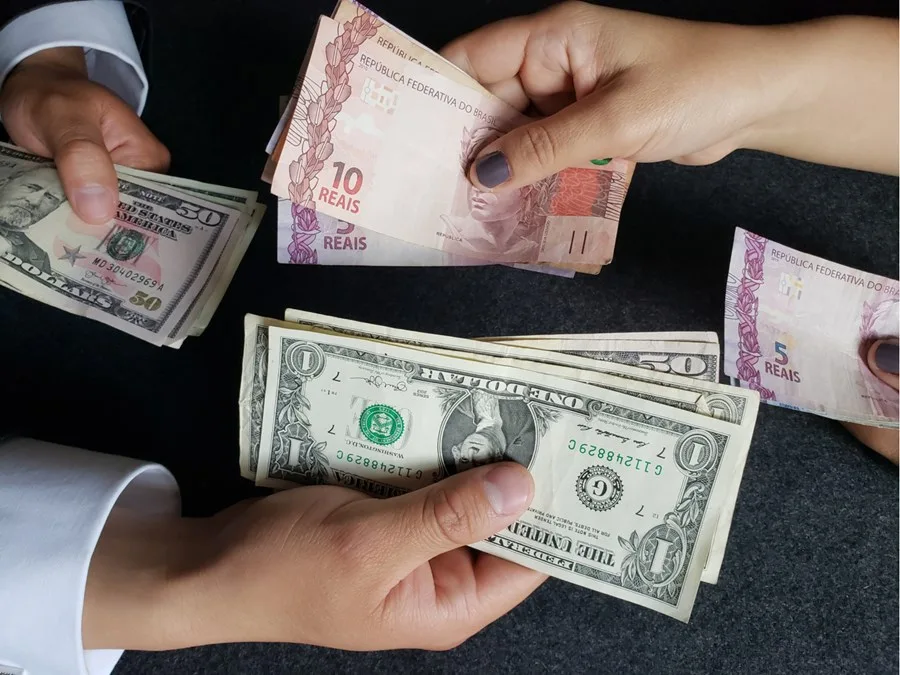 Como a política impacta o dólar: o que o brasileiro deve saber