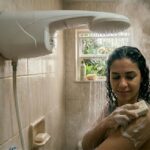 Banho quente no frio faz mal? O que dizem saúde e conta de luz