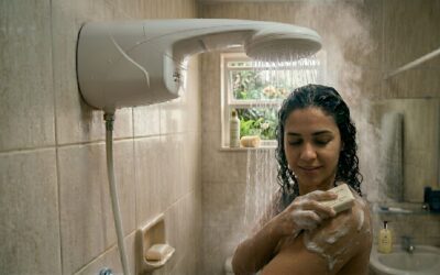 Banho quente no frio faz mal? O que dizem saúde e conta de luz