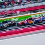 Daniel Suárez vence na NASCAR em corrida interrompida por chuva