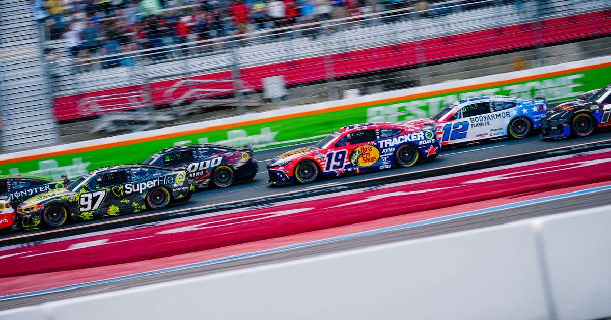 Daniel Suárez vence na NASCAR em corrida interrompida por chuva