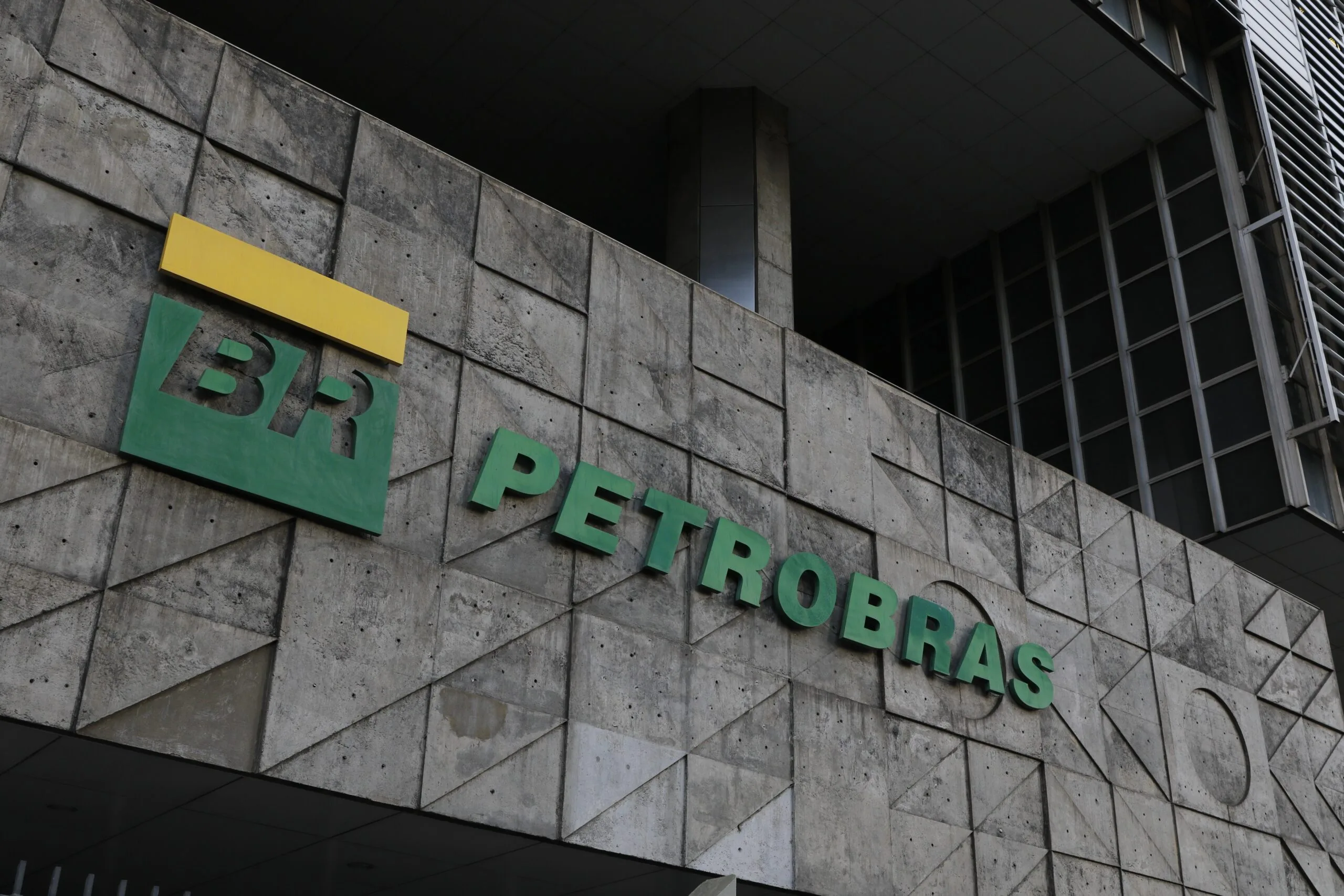 Aumento de 18% no QAV: O que isso significa para os brasileiros?
