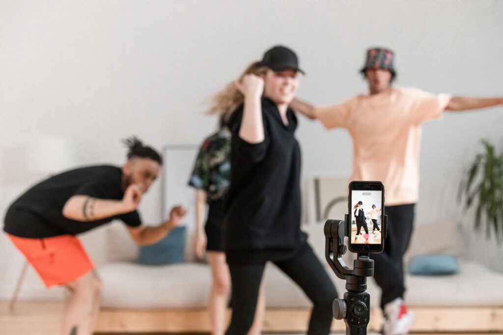 TikTok e as Danças: Entre Benefícios e Riscos para os Jovens