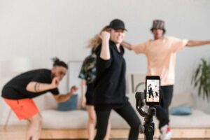 TikTok e as Danças: Entre Benefícios e Riscos para os Jovens
