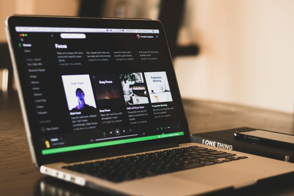 Spotify lança remixes por IA com aval da Universal e taxa extra