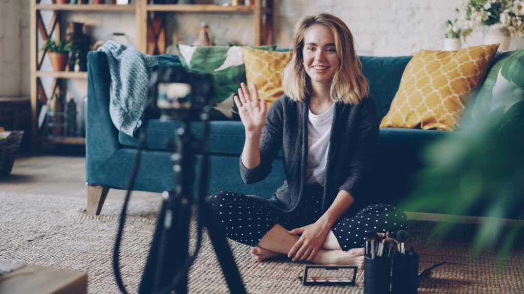 Aos 20 anos, youtuber dirige terror com astros do Oscar