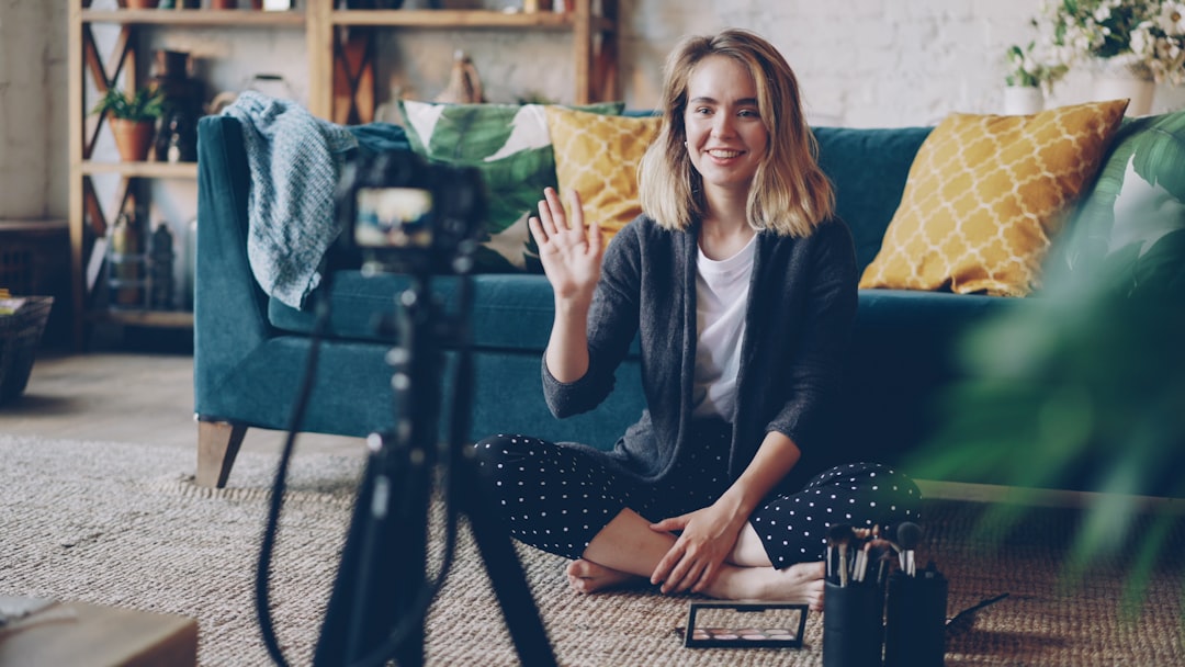 Aos 20 anos, youtuber dirige terror com astros do Oscar