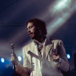 Gabriel Leone Lança Álbum e Fala sobre Carreira em Podcast