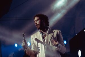 Gabriel Leone Lança Álbum e Fala sobre Carreira em Podcast