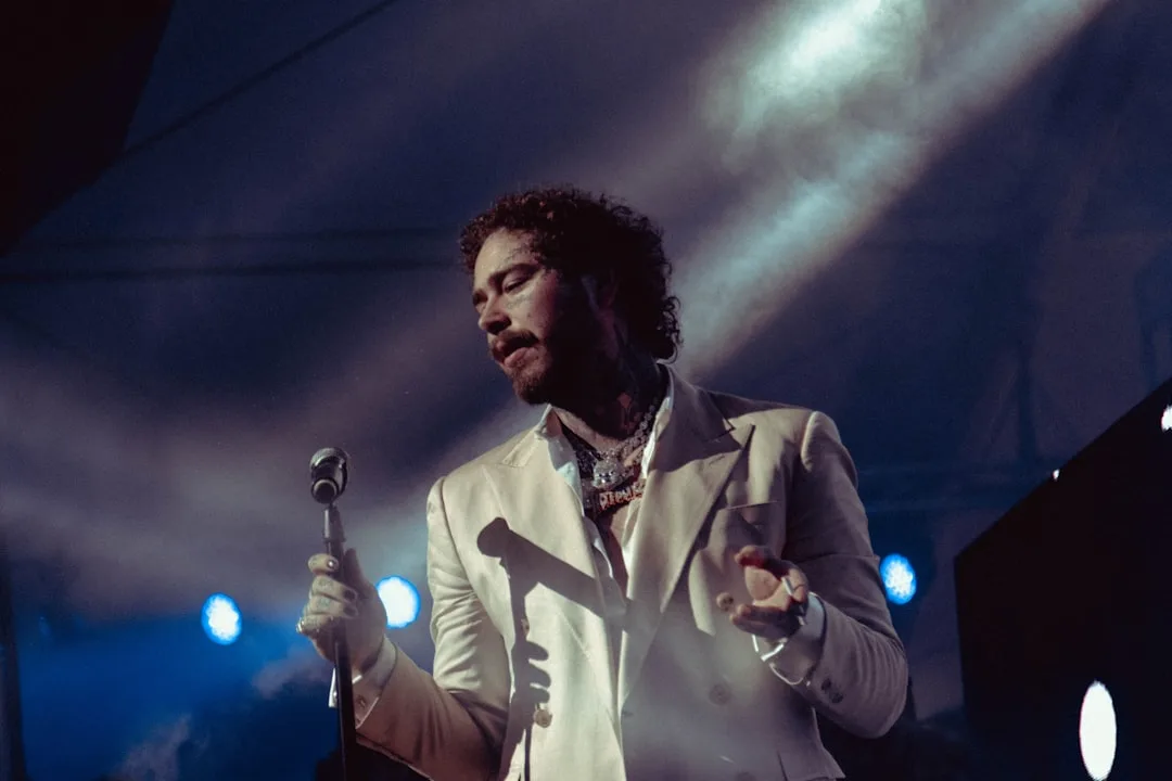 Gabriel Leone Lança Álbum e Fala sobre Carreira em Podcast