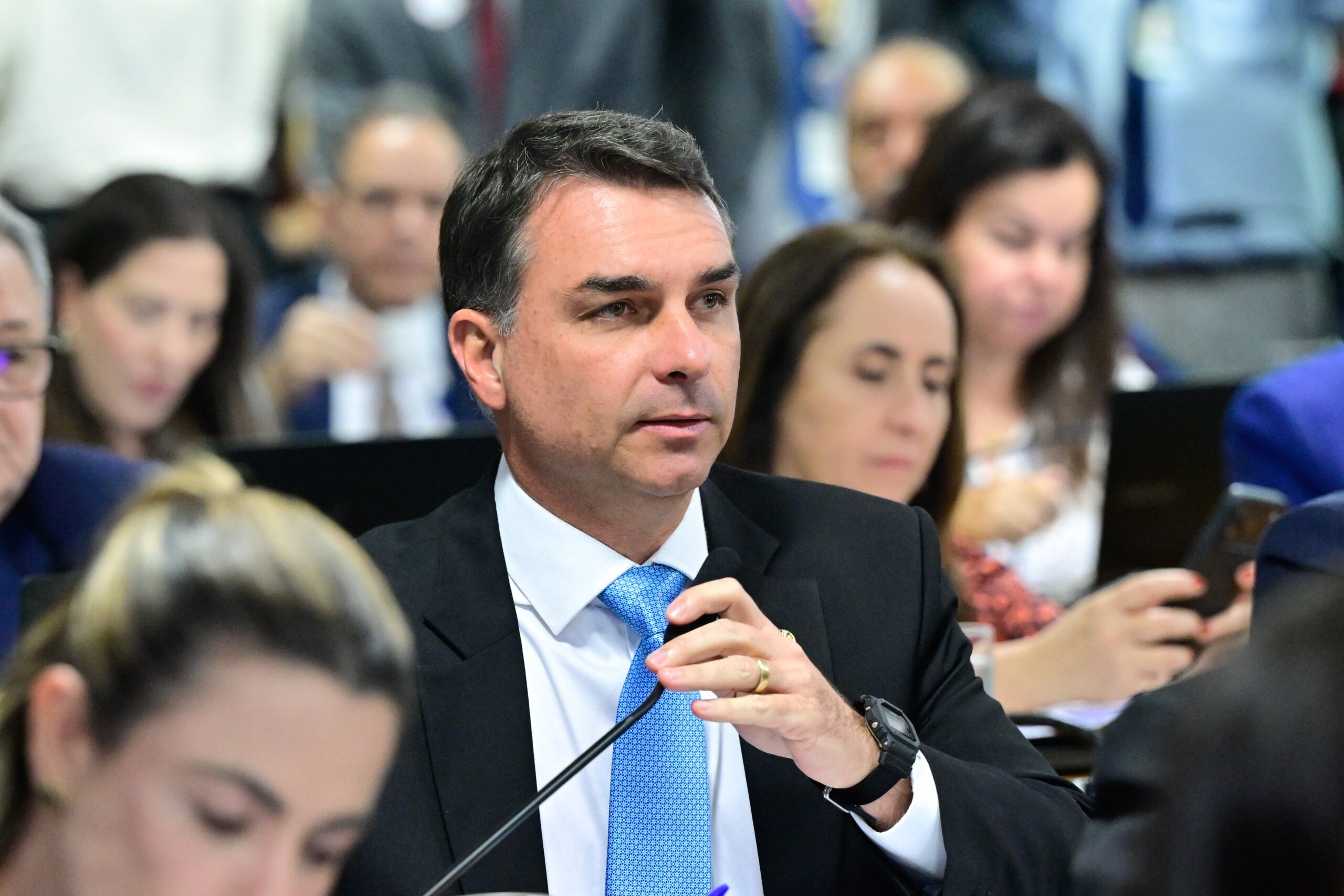 TSE suspende pesquisa AtlasIntel sobre Flávio Bolsonaro...