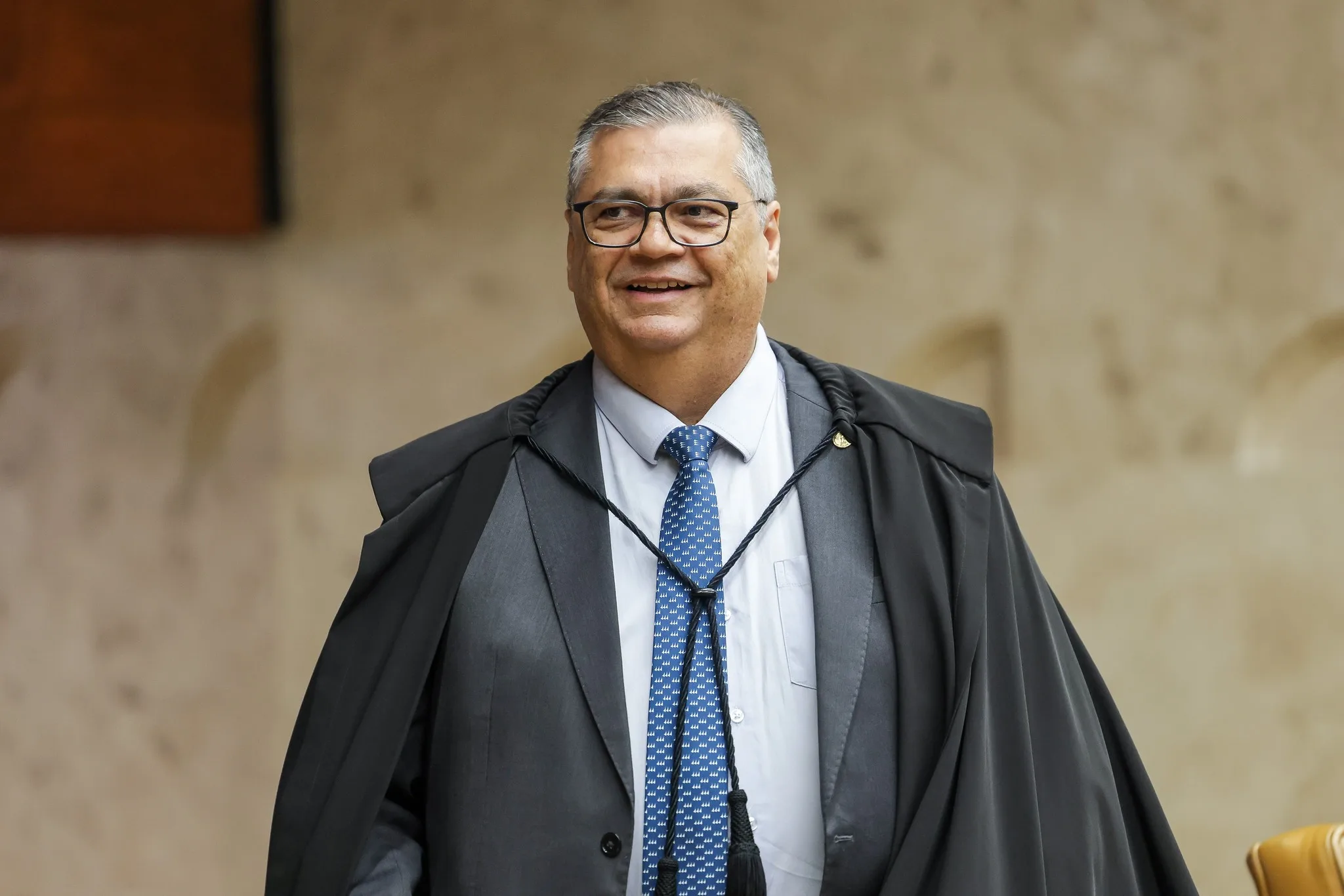 Dino critica 'bizarrices' na política e libera bordão...
