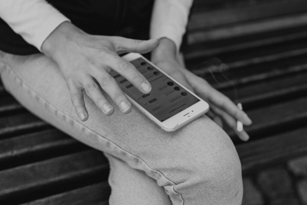 Celular dos pais afeta saúde mental dos filhos? Veja o que diz estudo
