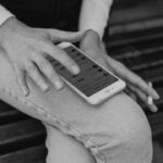 Celular dos pais afeta saúde mental dos filhos? Veja o que diz estudo