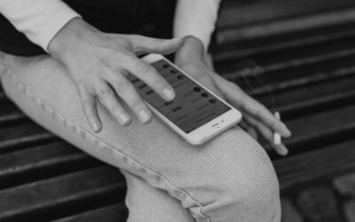 Celular dos pais afeta saúde mental dos filhos? Veja o que diz estudo