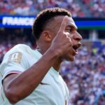 Mbappé faz história e mantém França na briga pelo tri