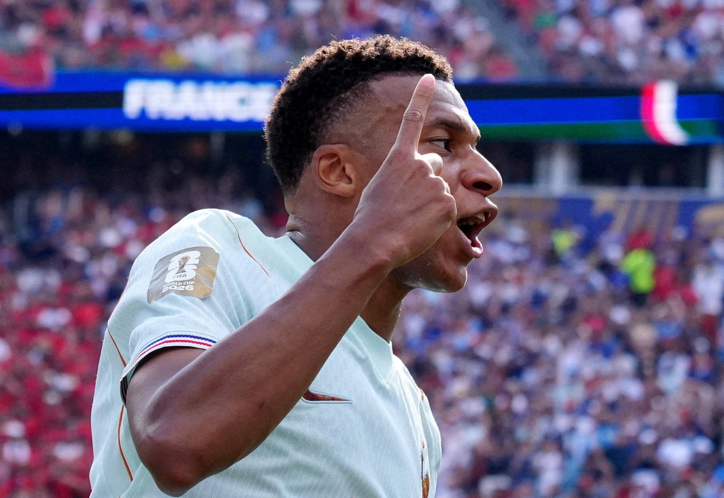 Mbappé faz história e mantém França na briga pelo tri
