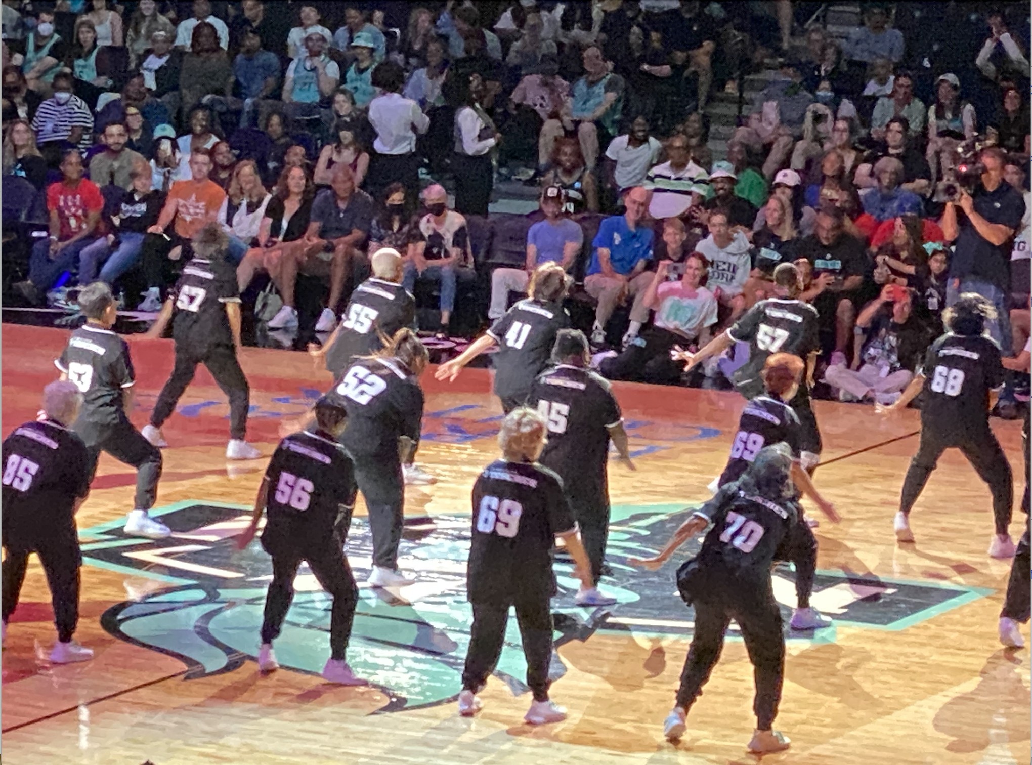 Timeless Torches: Dança e Inclusão no Basquete