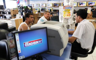 Casas Bahia fecha lojas e demite em meio a crise