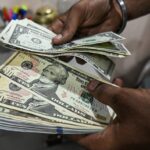 Dólar cai no Brasil apesar de alta global